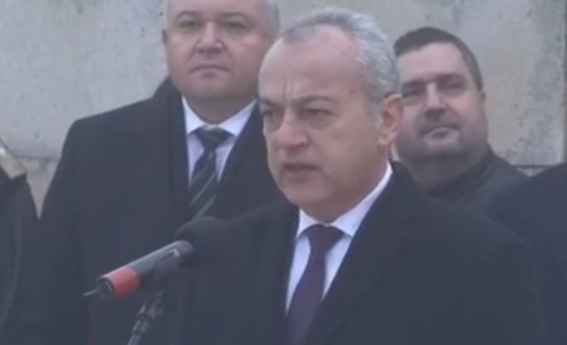 Служебният премиер Гълъб Донев прие почетния караул след което беше