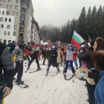 800 скиори с носии и български знамена се спуснаха от връх Снежанка