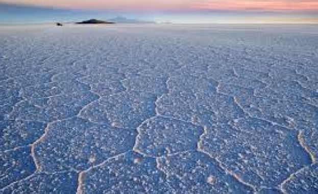 Пресъхващите солени езера са покрити с неправилни многоъгълници, оградени от