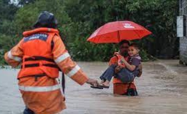 Най малко четирима души загинаха а близо 41 000 бяха евакуирани