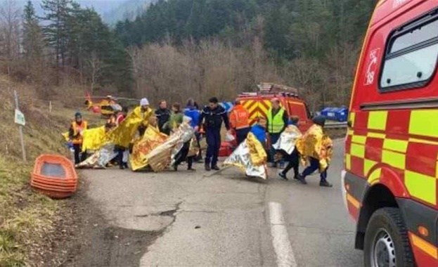 Автобус с 40 деца от основно училище които се връщали