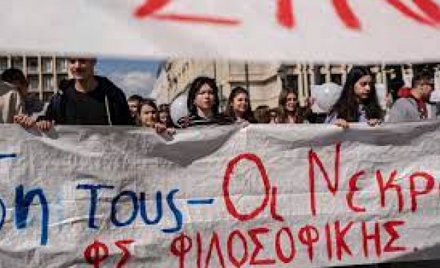 Многохиляден протест в Атина след смъртоносната влакова катастрофа