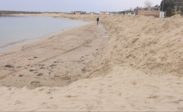 Институциите проверяват сигнал за багер на плажа в Равда Екоинспекцията