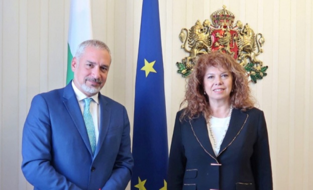 Вицепрезидентът Илияна Йотова и помощник генералният директор на ЮНЕСКО Ернесто