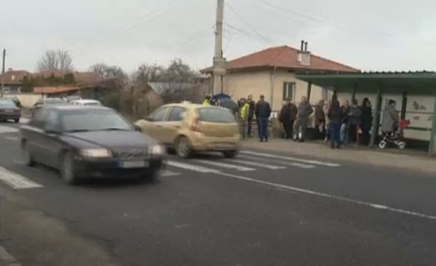 Опасна пешеходна пътека застрашава живота на жителите на село Скравена