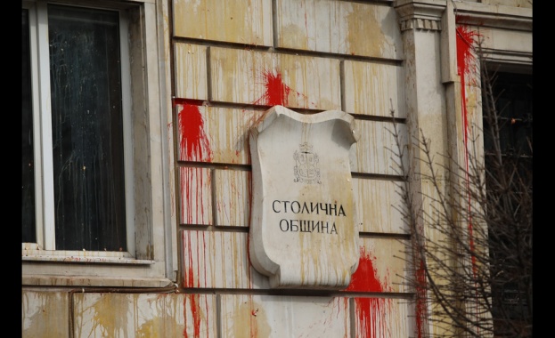 Протестиращи хвърляха яйца и боя по сградата на Столичната община