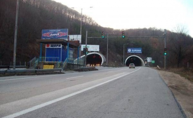 Възстановено е движението в тунел Траянови врата в посока София