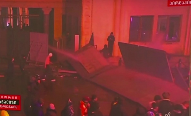 Поредна вечер на тежки сблъсъци и масови протести в Грузия