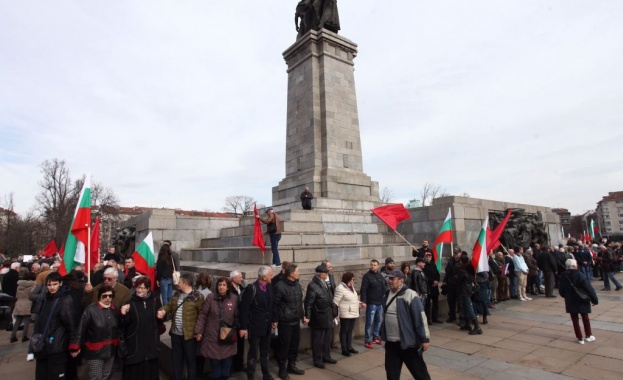 Два протеста се провеждат успоредно в защита на Паметника на