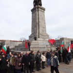 Протестиращи бранят с жива верига Паметника на Съветската армия (Снимки)