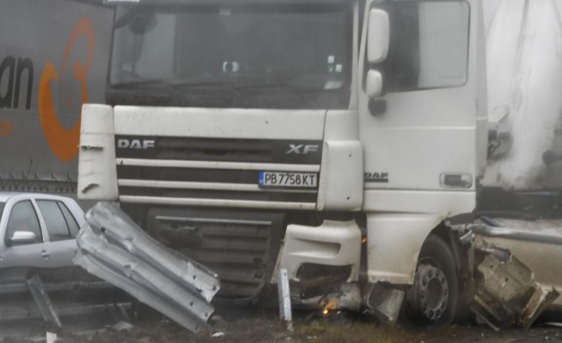 Камион катастрофира и се заби в мантинелата на автомагистрала Хемус