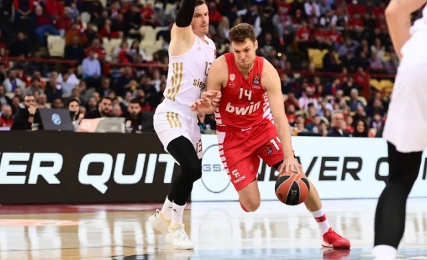 Лидерът на Олимпиакос Александър Везенков запали искрата за категоричната победа