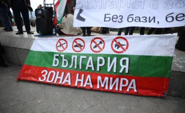 Стотици граждани се събраха на протест на площад Атанас Буров