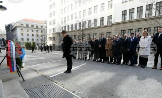 Министър председателят на Сърбия Ана Бърнабич положи днес венец пред сградата