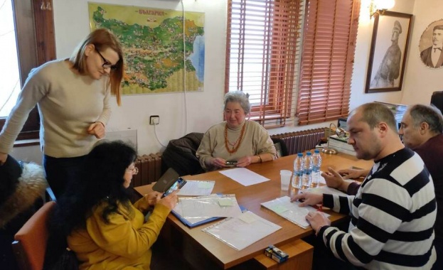 Близо 180 творби есета стихотворения и рисунки са получени