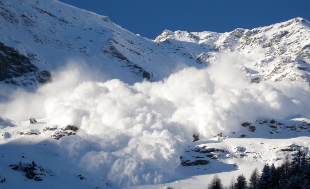 Висока е лавинната опасност в планините днес съобщиха за БТА