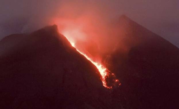 Индонезийският вулкан Мерапи изригна и изсипа лавина от лава и