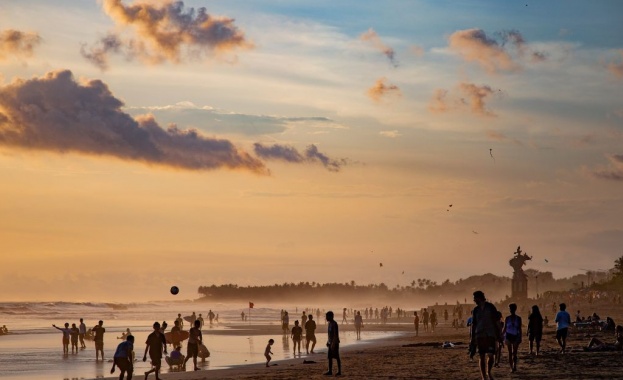 Необичайно топлото време в Испания през почивните дни Слънцето привлече