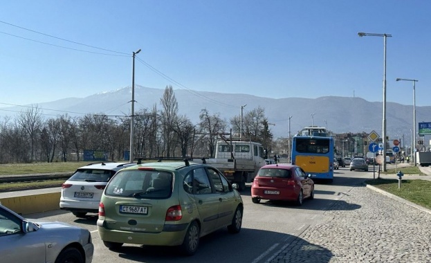 Катастрофа с тролейбус затрудни движението в столичния квартал Овча Купел