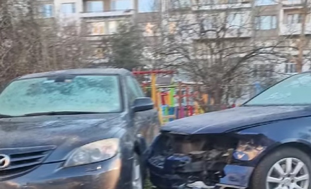 Автомобил е ударил няколко паркирани коли пред блок в столичния
