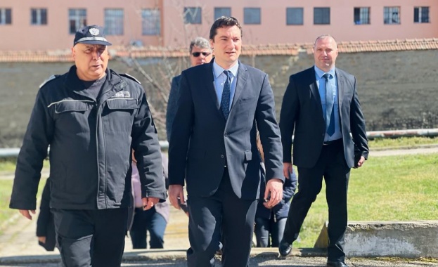 Министърът на правосъдието Крум Зарков ресорният заместник министър Мария Павлова и