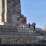 БСП - София възстановява счупената плоча на Паметника на Съветската армия
