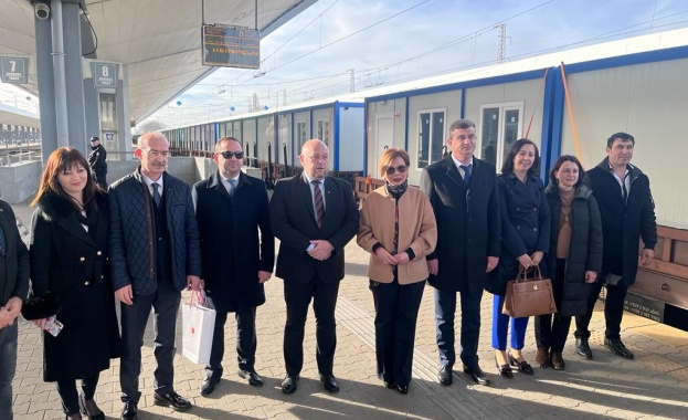 Зам.-министър Красимир Папукчийски и посланик Айлин Секизкьок изпратиха  товарен влак със сглобяеми къщи за Турция 
