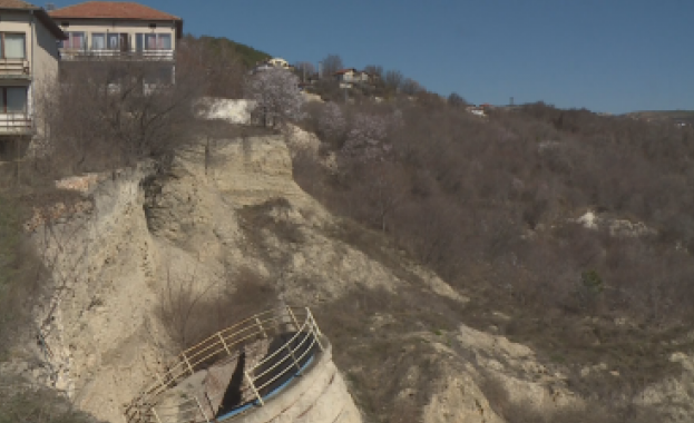 Активизира се старо свлачище на крайбрежния път Албена – Балчик