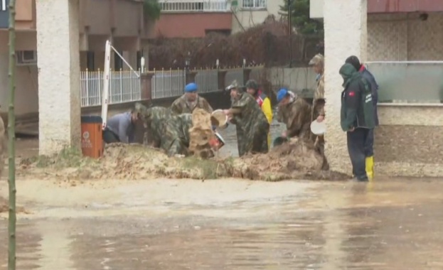 След опустошителните земетресения Турция е връхлетяна от проливни дъждове които