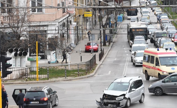 Два леки автомобила предизвикаха ПТП в центъра на столицата Инцидентът