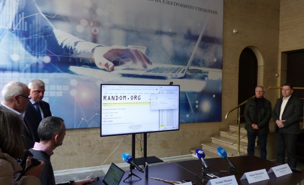 Чрез жребий с генератор на случаен принцип свободно достъпен в