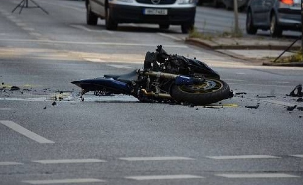 Мотоциклетист без книжка пострада при пътен инцидент в Русе съобщиха