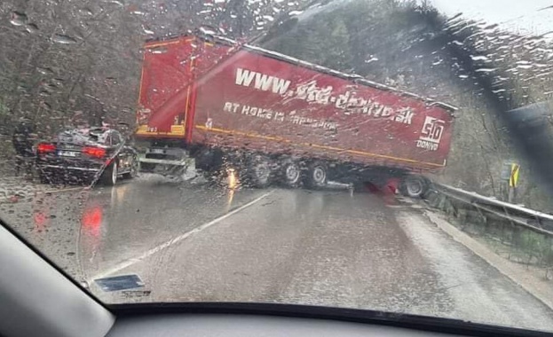 Румънски тир се е завъртял в района на Присовски завои