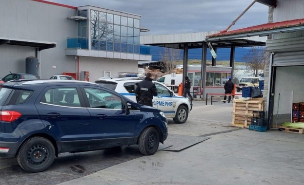 Полицията проверява зеленчукови складове научи По света и у нас