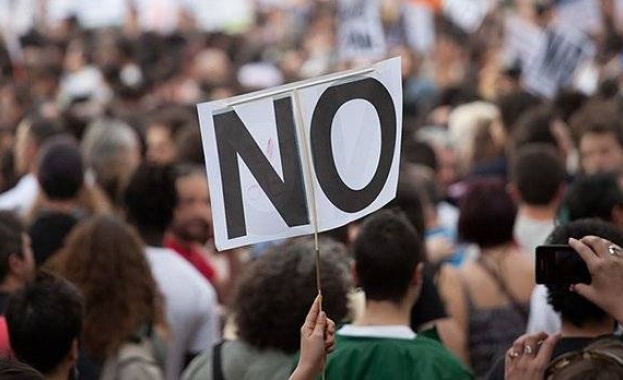 Полетите до и от Гърция ще бъдат спрени а корабите