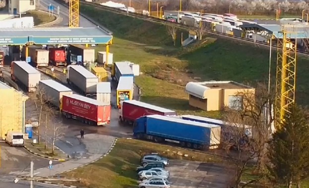 Отново километрични опашки се заформиха на граничния пункт Дунав мост