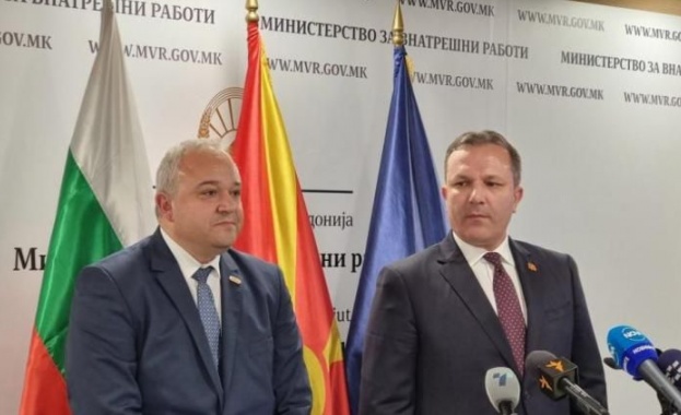 Министърът на вътрешните работи Иван Демерджиев разговаря с колегата си