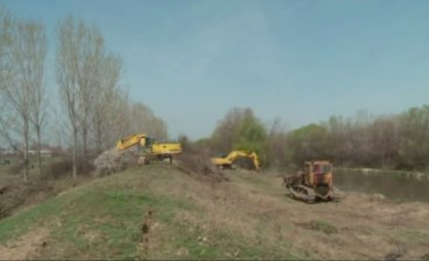 Започна почистването на река Стряма в района на село Трилистник