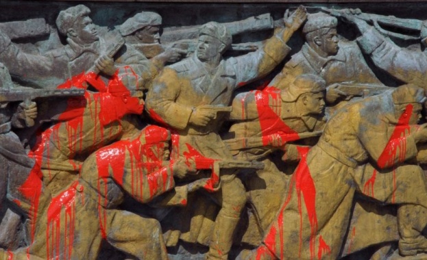 Заляха с червена боя паметника на Альоша в Бургас