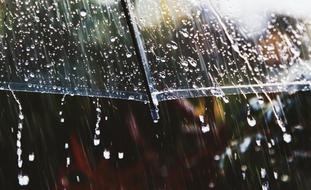 Жълт код за интензивни валежи и бури е обявен понеделник