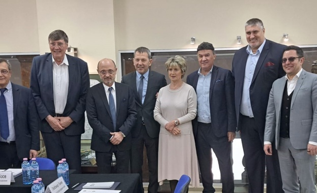 Чрез фонд мениджърите на Фонда на фондовете който е в системата