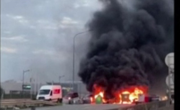 Протестиращи запалиха контейнери за боклук и така блокираха важен път