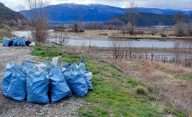 Екипи от регионалните структури към Министерството на околната среда и