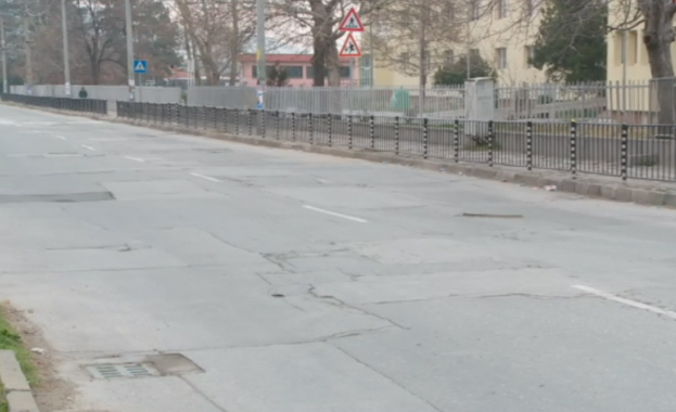 Лошо и опасно е състоянието на настилката на пътя Девин