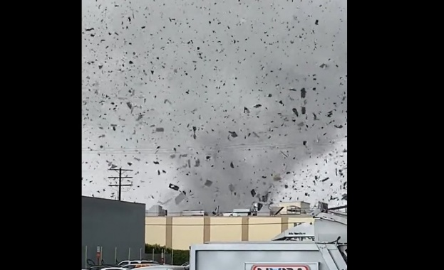 Торнадо премина през град в Южна Калифорния като разруши покриви