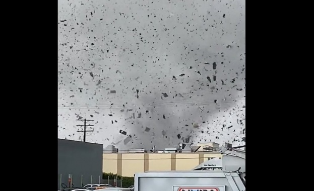 Торнадо премина през град в Южна Калифорния като разруши покриви