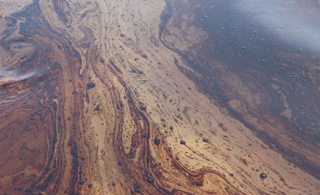 Голям петролен разлив се образува в река Батман, намираща се