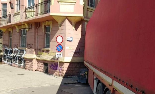 Тир се заклещи между две сгради в София, става ясно