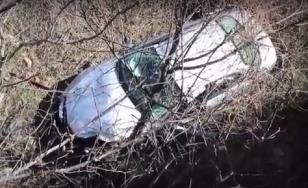 Кола падна от мост в района на жп гара Дупница 20 годишна