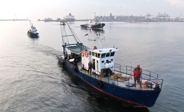 Задържаните български риболовни кораби остават в пристанище Констанца моряците нямат